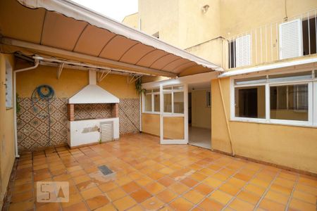Casa à venda com 230m², 5 quartos e 4 vagas Casa à venda com 230m², 5 quartos e 4 vagasQuintal com Churrasqueira