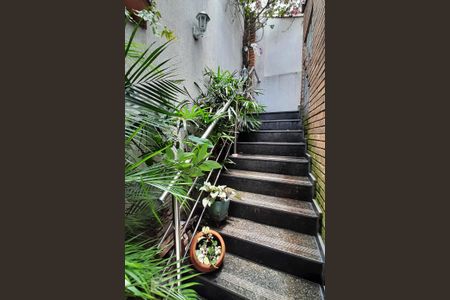 Casa para alugar com 350m², 4 quartos e 4 vagasEscadas