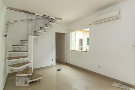 Sala de casa para alugar com 2 quartos, 180m² em Irajá, Rio de Janeiro
