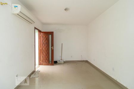 Sala de casa para alugar com 2 quartos, 180m² em Irajá, Rio de Janeiro