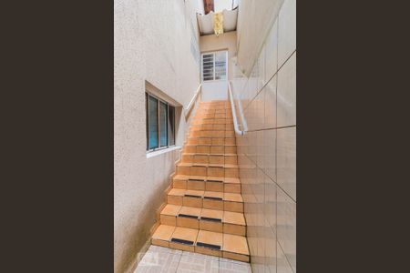 Casa à venda com 120m², 2 quartos e 2 vagasEscada