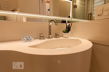 Apartamento à venda com 168m², 3 quartos e 3 vagas Apartamento à venda com 168m², 3 quartos e 3 vagasDetalhe banheiro suíte - Pia