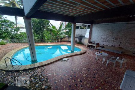 Casa à venda com 645m², 4 quartos e 5 vagas Casa à venda com 645m², 4 quartos e 5 vagasPiscina