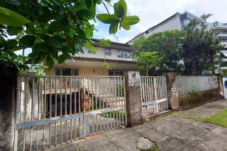 Casa à venda com 645m², 4 quartos e 5 vagas Casa à venda com 645m², 4 quartos e 5 vagasFachada