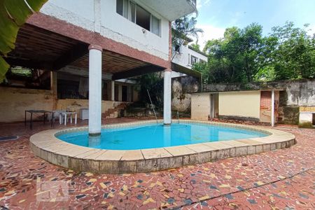 Casa à venda com 645m², 4 quartos e 5 vagas Casa à venda com 645m², 4 quartos e 5 vagasPiscina