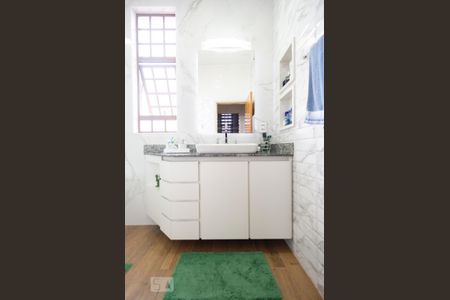 Casa à venda com 351m², 4 quartos e 4 vagasBanheiro