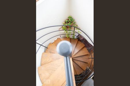 Casa à venda com 351m², 4 quartos e 4 vagasEscadas