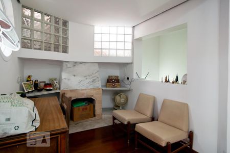 Casa para alugar com 315m², 4 quartos e 5 vagas Casa para alugar com 315m², 4 quartos e 5 vagasSala Íntima - Lareira