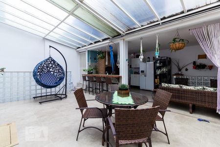 Casa à venda com 260m², 2 quartos e 3 vagas Casa à venda com 260m², 2 quartos e 3 vagasQuintal