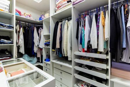 Casa à venda com 260m², 2 quartos e 3 vagas Casa à venda com 260m², 2 quartos e 3 vagasCloset Suite 1