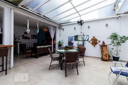 Casa à venda com 260m², 2 quartos e 3 vagas Casa à venda com 260m², 2 quartos e 3 vagasQuintal