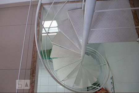 Casa à venda com 190m², 3 quartos e 5 vagasEscada