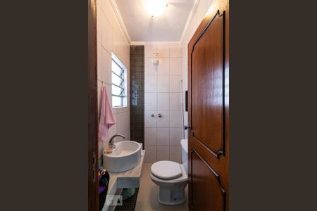 Casa à venda com 350m², 5 quartos e 4 vagasFundos - Banheiro do Salão de festas