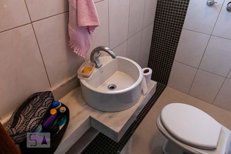 Casa à venda com 350m², 5 quartos e 4 vagasFundos - Banheiro do Salão de festas