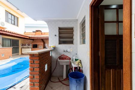 Casa à venda com 350m², 5 quartos e 4 vagasFundos - Área de serviço