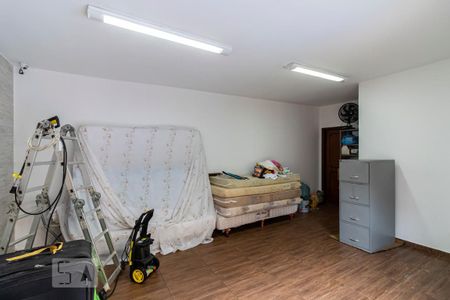 Casa à venda com 350m², 5 quartos e 4 vagasFundos - Salão de festas