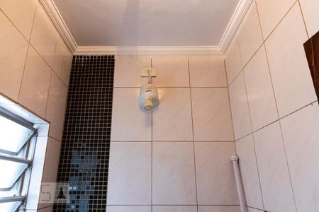 Casa à venda com 350m², 5 quartos e 4 vagasFundos - Banheiro do Salão de festas