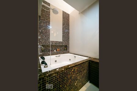 Casa à venda com 400m², 4 quartos e 8 vagas Casa à venda com 400m², 4 quartos e 8 vagasBanheiro da suíte