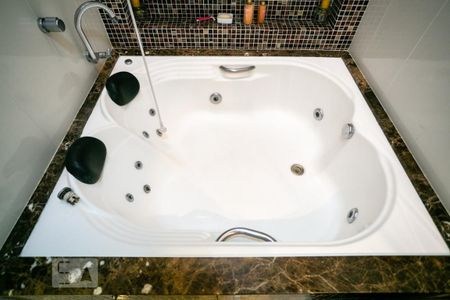 Casa à venda com 400m², 4 quartos e 8 vagas Casa à venda com 400m², 4 quartos e 8 vagasBanheiro da suíte