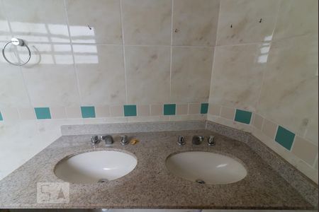 Casa à venda com 273m², 3 quartos e 1 vaga Casa à venda com 273m², 3 quartos e 1 vagaBanheiro da Suíte