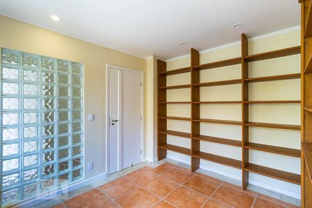 Casa à venda com 380m², 3 quartos e 4 vagas Casa à venda com 380m², 3 quartos e 4 vagasEscritório