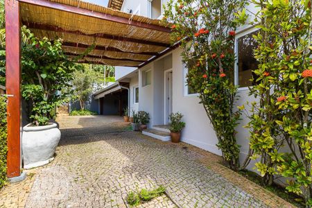 Casa à venda com 380m², 3 quartos e 4 vagas Casa à venda com 380m², 3 quartos e 4 vagasEntrada de veículos