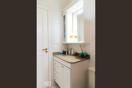 Casa à venda com 175m², 3 quartos e 2 vagas Casa à venda com 175m², 3 quartos e 2 vagasBanheiro social