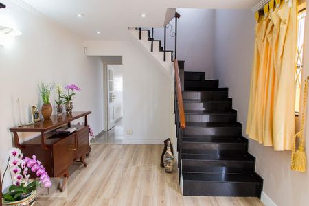 Casa à venda com 175m², 3 quartos e 2 vagas Casa à venda com 175m², 3 quartos e 2 vagasEscada