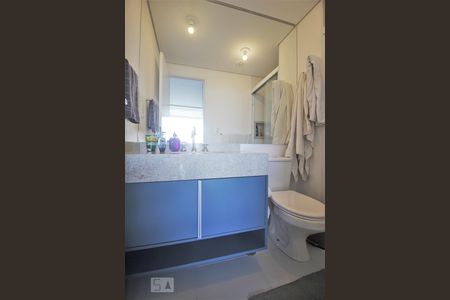 Banheiro de kitnet/studio para alugar com 1 quarto, 38m² em Real Parque, São Paulo
