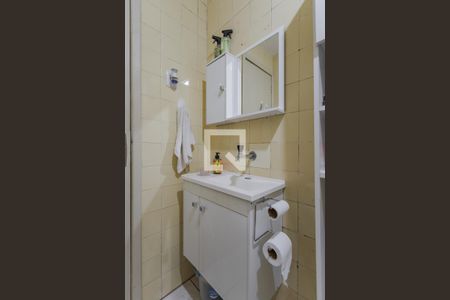 Banheiro de apartamento à venda com 1 quarto, 51m² em São Sebastião, Porto Alegre