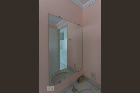 Apartamento para alugar com 135m², 3 quartos e 2 vagas Apartamento para alugar com 135m², 3 quartos e 2 vagasEspelho do Banheiro da Suíte
