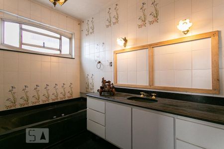 Apartamento à venda com 300m², 4 quartos e 2 vagas Apartamento à venda com 300m², 4 quartos e 2 vagasBanheiro da Suíte