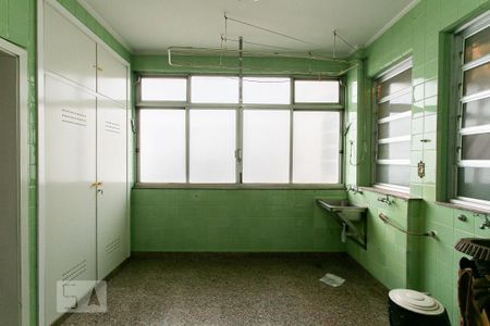 Apartamento à venda com 300m², 4 quartos e 2 vagas Apartamento à venda com 300m², 4 quartos e 2 vagasÁrea de Serviço