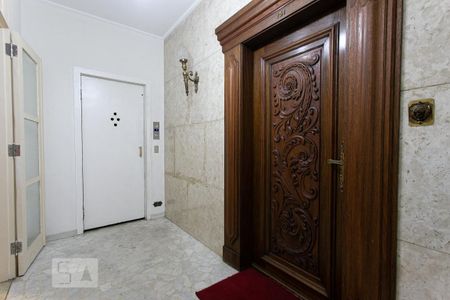 Apartamento à venda com 300m², 4 quartos e 2 vagas Apartamento à venda com 300m², 4 quartos e 2 vagasCorredor da Entrada Social