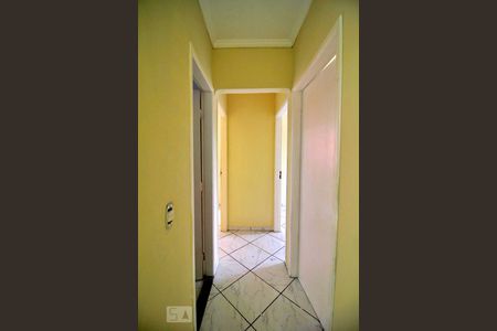 Corredor de apartamento para alugar com 3 quartos, 72m² em Jardim Santo André, Santo André