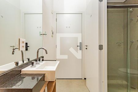Banheiro de kitnet/studio para alugar com 1 quarto, 18m² em Liberdade, São Paulo