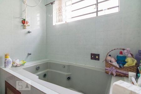 Casa à venda com 200m², 4 quartos e 4 vagas Casa à venda com 200m², 4 quartos e 4 vagasBanheira da Suíte