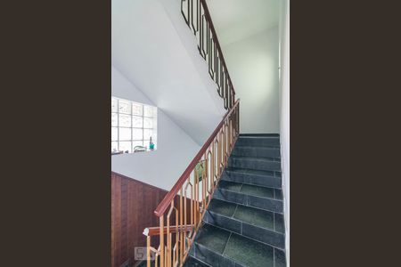 Casa à venda com 200m², 4 quartos e 4 vagas Casa à venda com 200m², 4 quartos e 4 vagasEscada