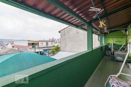 Casa à venda com 200m², 4 quartos e 4 vagas Casa à venda com 200m², 4 quartos e 4 vagasVaranda