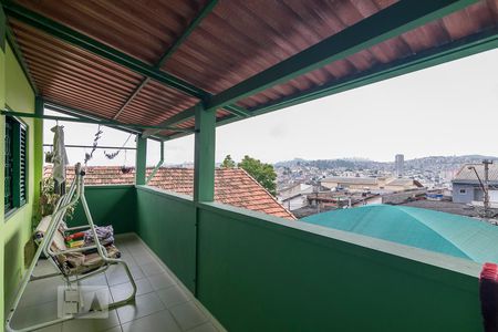 Casa à venda com 200m², 4 quartos e 4 vagas Casa à venda com 200m², 4 quartos e 4 vagasVaranda