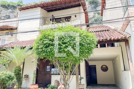Casa à venda com 270m², 3 quartos e 3 vagasFachada