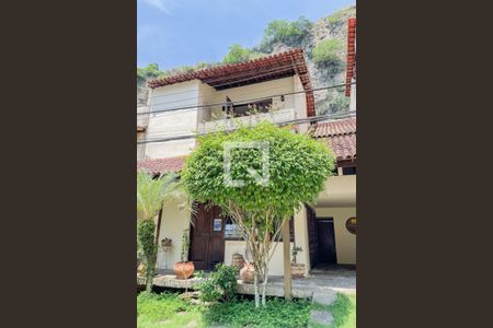 Casa à venda com 270m², 3 quartos e 3 vagasFachada