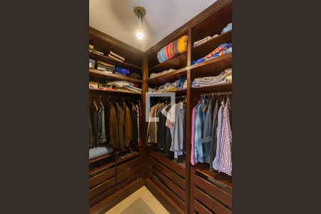 Casa à venda com 270m², 3 quartos e 3 vagasCloset da suíte