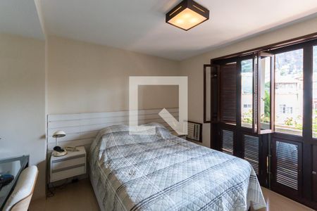 Casa à venda com 270m², 3 quartos e 3 vagasSuíte