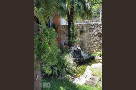 Casa à venda com 347m², 4 quartos e 3 vagas Casa à venda com 347m², 4 quartos e 3 vagasJardim - Pequeno lago com peixes