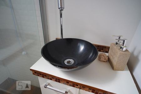 Banheiro de kitnet/studio para alugar com 1 quarto, 26m² em Bom Fim, Porto Alegre