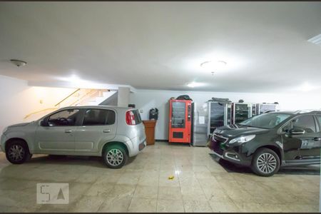 Casa à venda com 600m², 8 quartos e 4 vagas Casa à venda com 600m², 8 quartos e 4 vagasGaragem