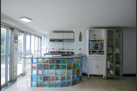 Casa à venda com 600m², 8 quartos e 4 vagas Casa à venda com 600m², 8 quartos e 4 vagasGaragem