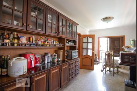 Casa à venda com 600m², 8 quartos e 4 vagas Casa à venda com 600m², 8 quartos e 4 vagasCozinha