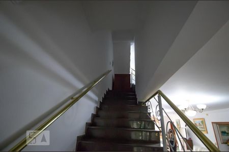 Casa à venda com 600m², 8 quartos e 4 vagas Casa à venda com 600m², 8 quartos e 4 vagasEscada